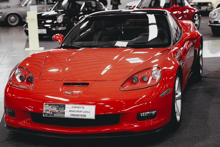 Carro desportivo vermelho em destaque numa exposição automóvel
