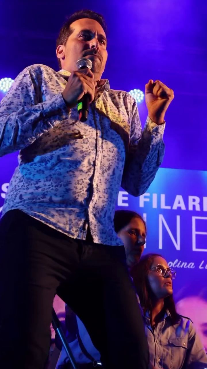 Vídeo de um cantor em palco num concerto