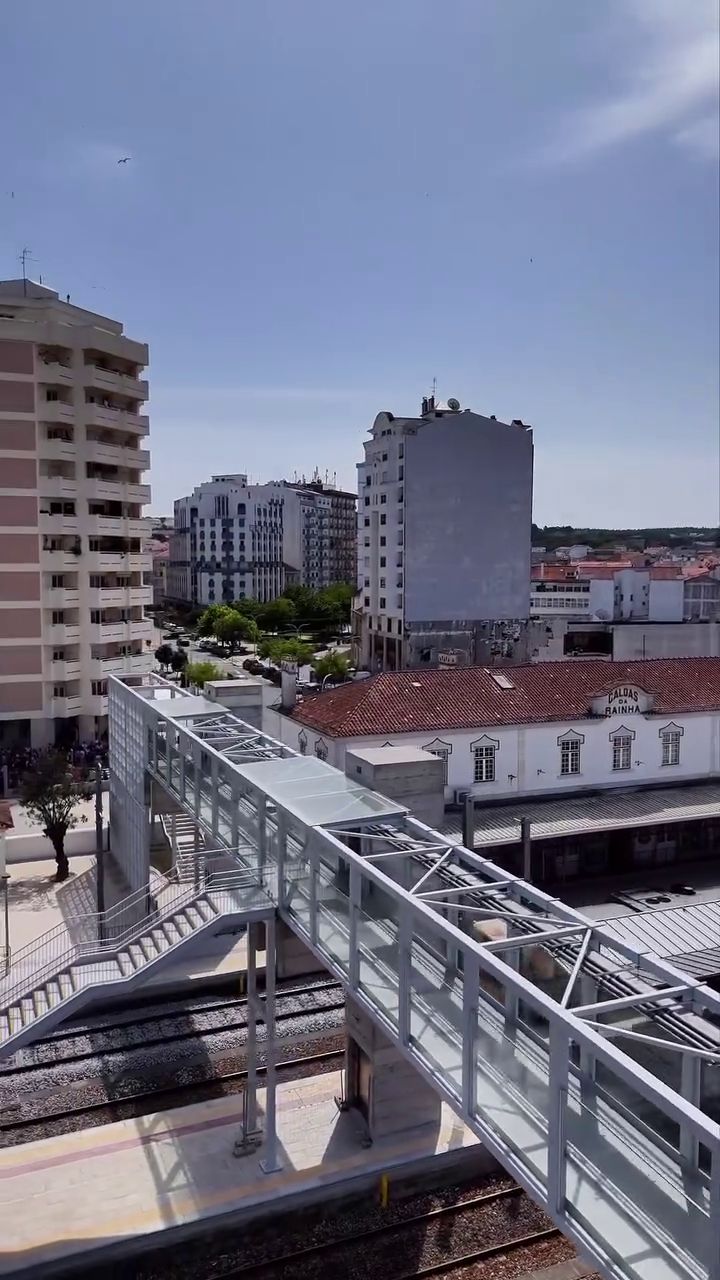 Vídeo com vista aérea da cidade e de um passadiço